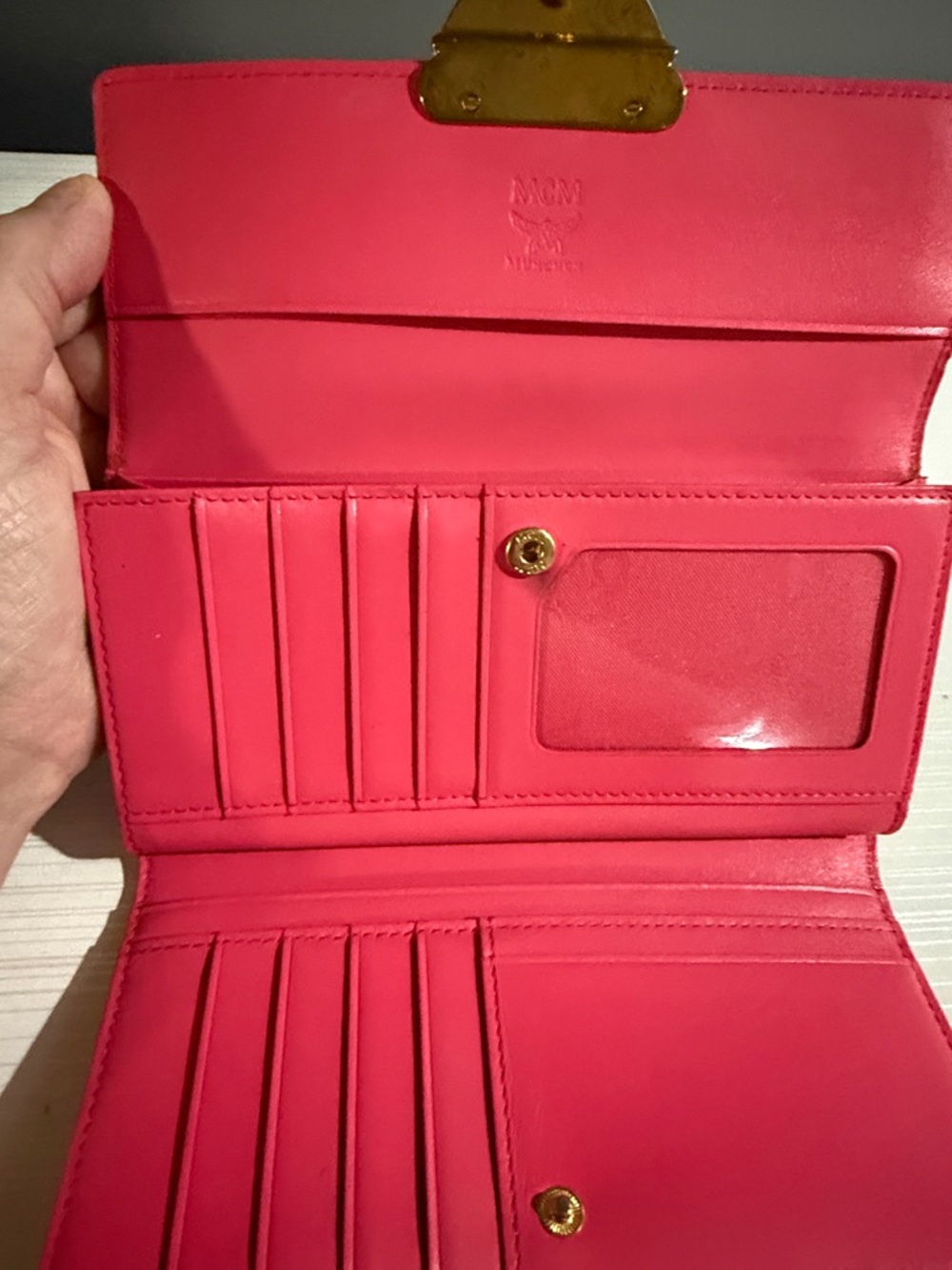 MCM pink wallet has rubbing on corners - Picture 8 of 9